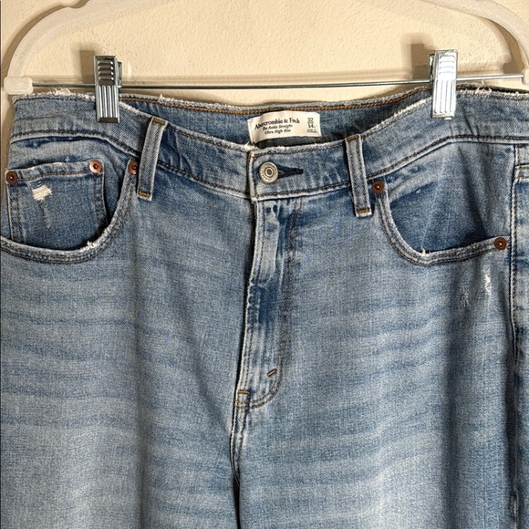 Abercrombie & Fitch The Ankle Straight Ultra High Rise 32/14 Short - Picture 3 of 6